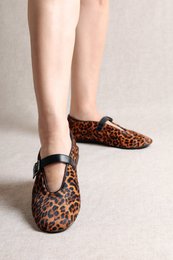 LIZA LEO – Mary Janes aus Kalbshaar mit Leopardenmuster