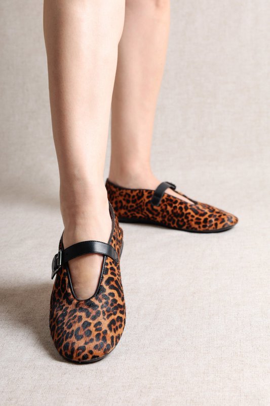 LIZA LEO – Mary Janes aus Kalbshaar mit Leopardenmuster