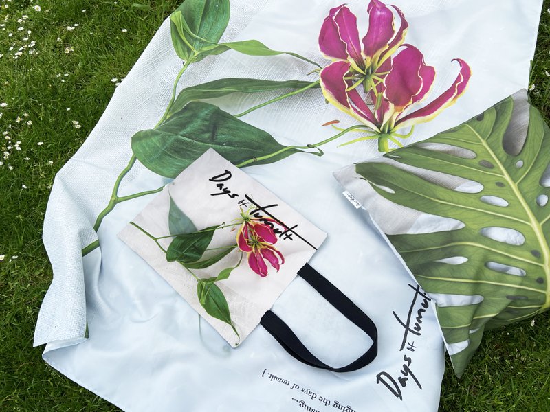 Lillies on Fire - 140x180cm picnic plaid + tote bag