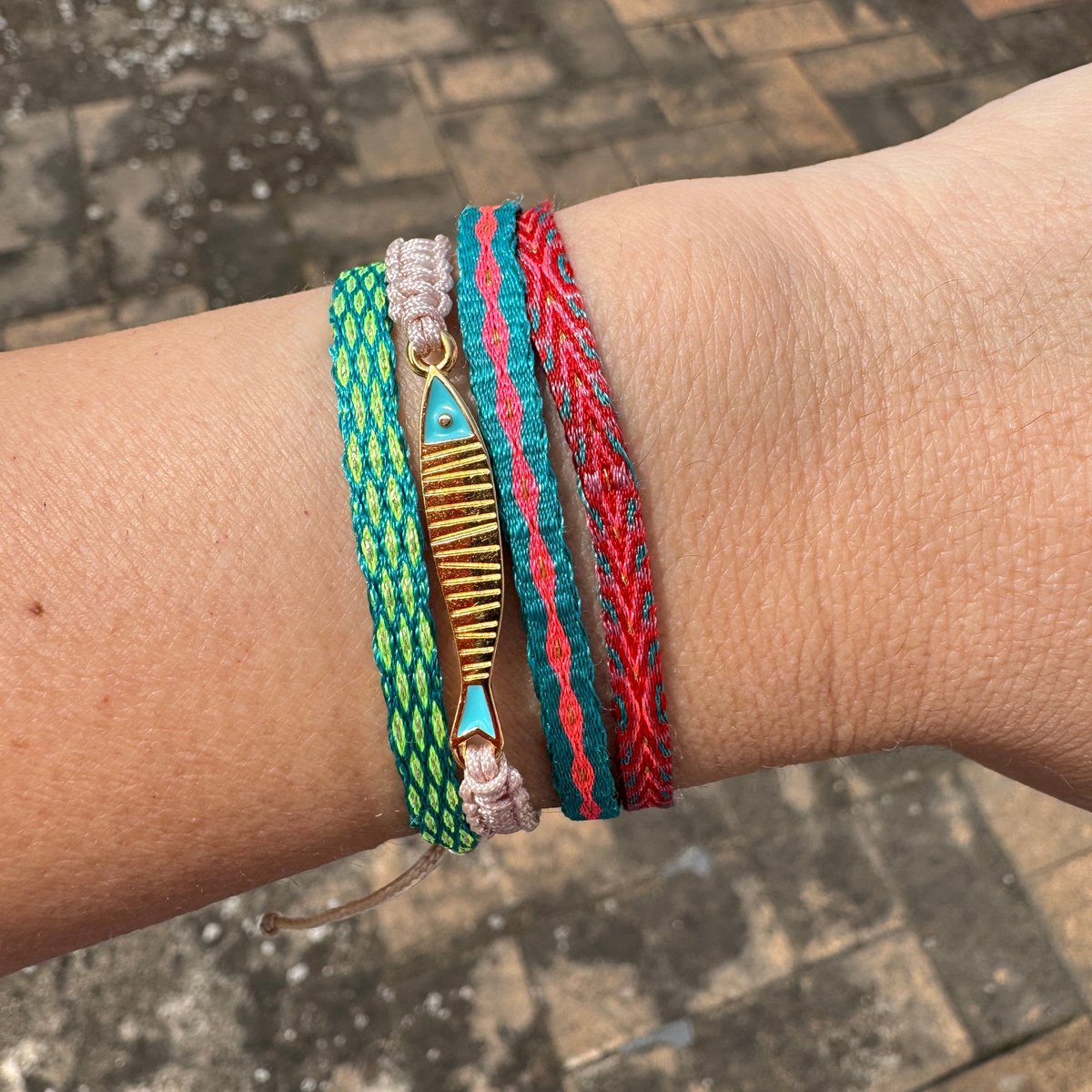 MAGDALENA kleurrijke macramé armband met gouden visbedel