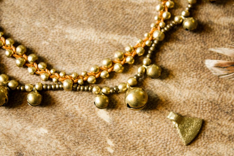 Cavigliera con perline in ottone a strati con campanelli in vari colori