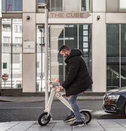 Der offizielle exklusive Cruzaa E-Scooter Racing White