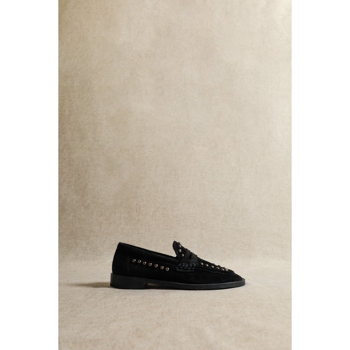 EMILIA STUDS ZWART – Suède loafers met studs