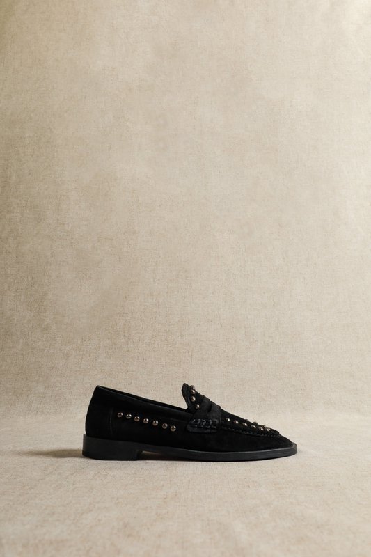 EMILIA STUDS ZWART – Suède loafers met studs