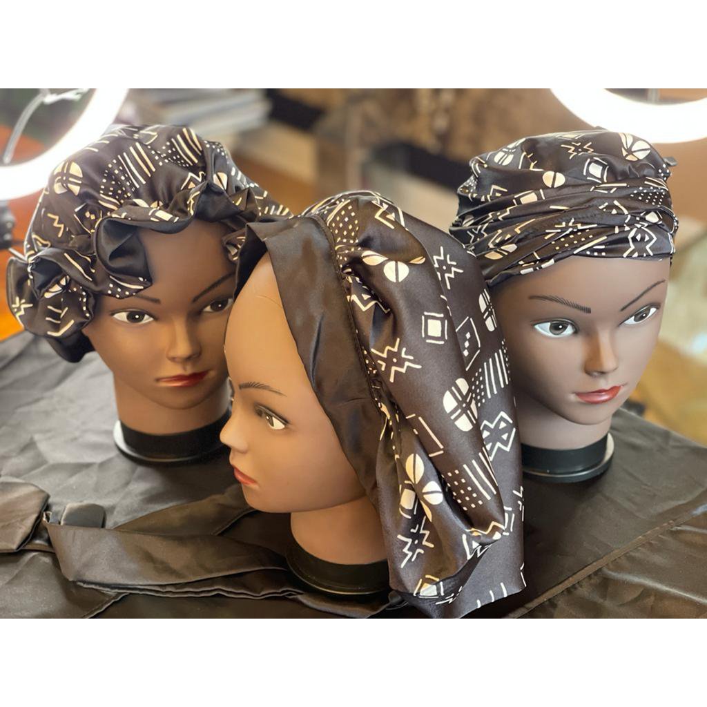 Satynowa czapka śpiąca Mama Theresa na afro -locken - Polka Dot Bogolan Print
