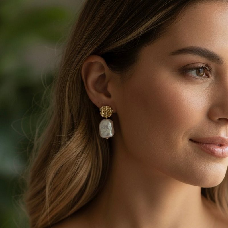 ARYA – Ohrringe mit rechteckiger Barockperle und Goldnadel