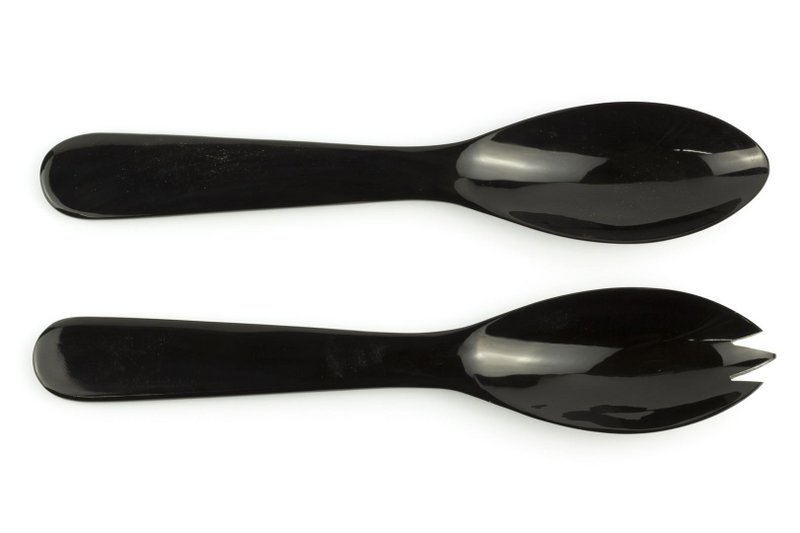 Couverts plats en corne noire unie