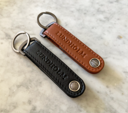 Lundholm leren portemonnee heren bruin en bieropener sleutelhanger echt leer - matchende set in luxe giftbox - vaderdag cadeau vaderdag kados pakket - cadeau voor man flesopener mannen cadeautjes vaderdag cadeau vaderdag geschenk
