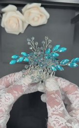 Peineta de novia romántica con cristales y perlas.