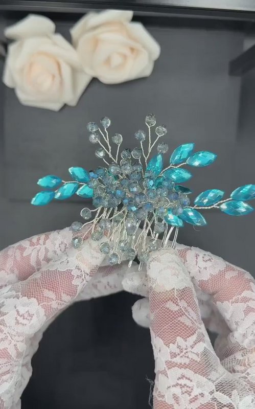 Peineta de novia romántica con cristales y perlas.