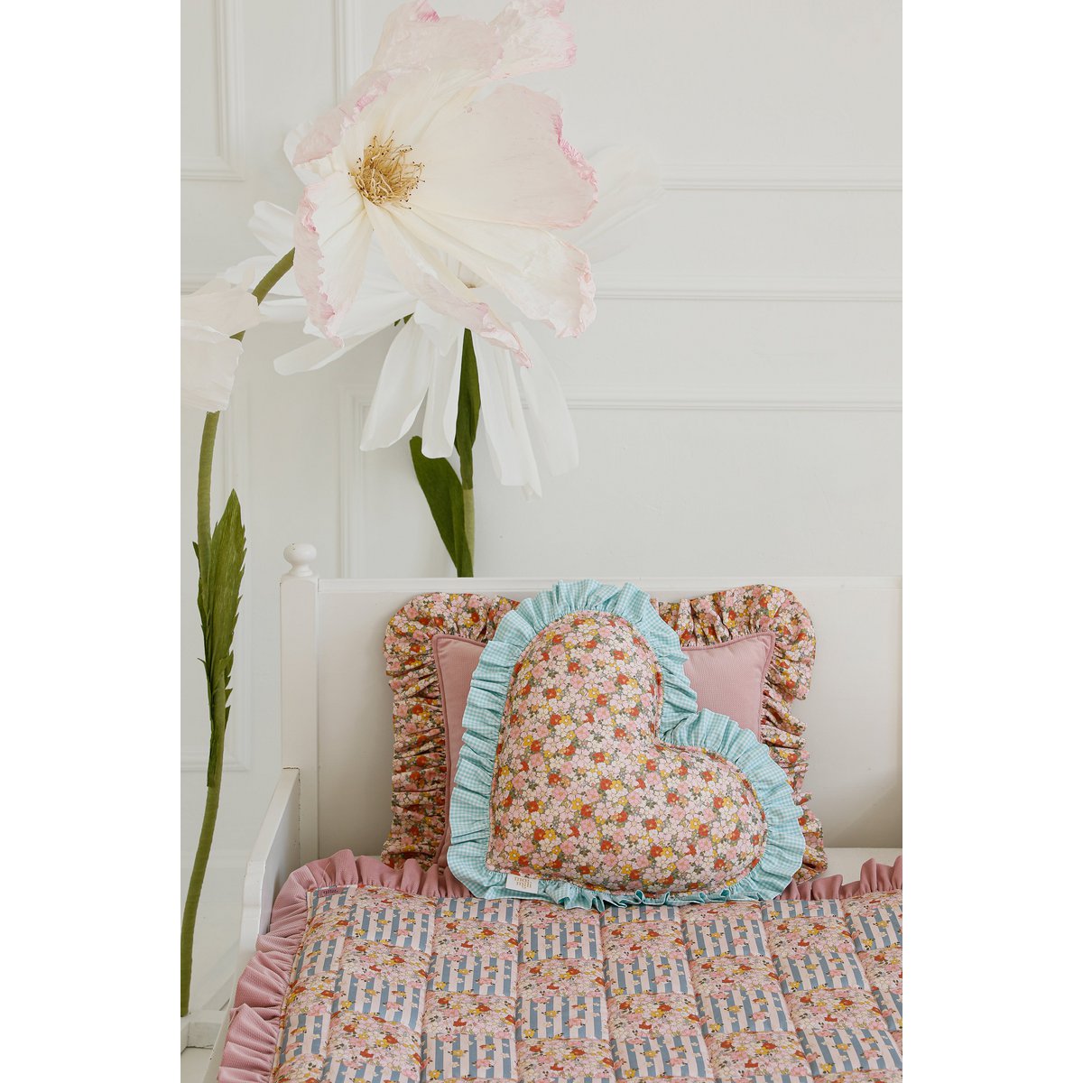 Cuscino Cuore double face con volant “giardino rosa”