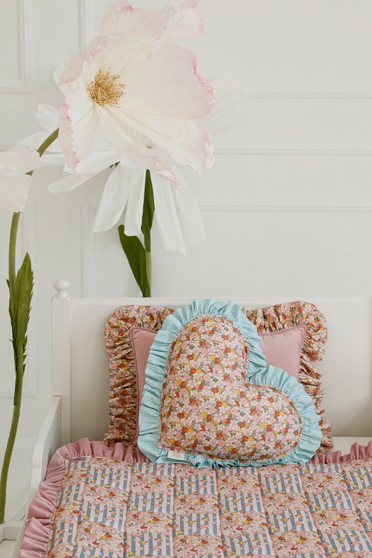 Cuscino Cuore double face con volant “giardino rosa”