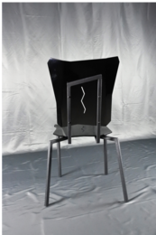 La chaise noire Giulavi, se distingue par ses formes abstraites mais consciente de représenter le concept d'unicité ...