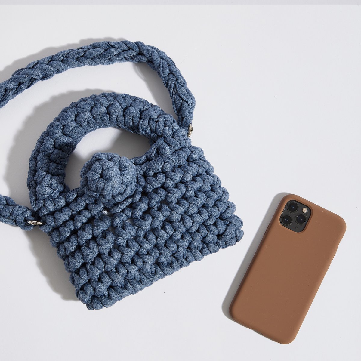 “Kalliopi” hæklet telefonpose med ekstra crossbody rem denimblå