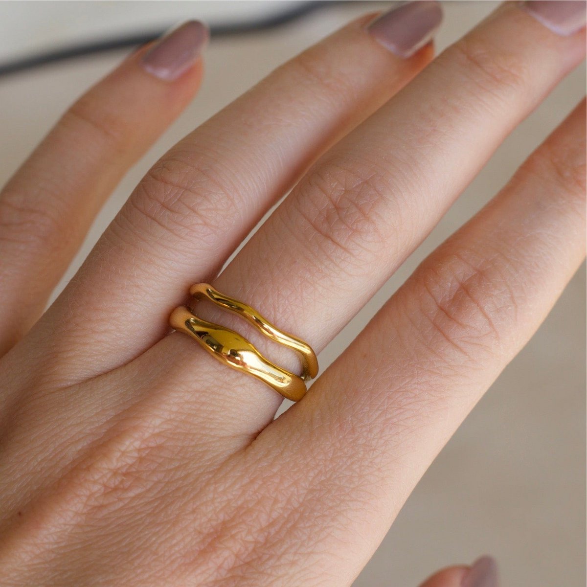 Shantina – Doppellagiger Wellen-Gold-Stapelring