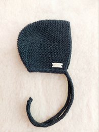 Anthracite-colored merino wool bonnet for babies, featuring a cozy knit design with a tie closure.