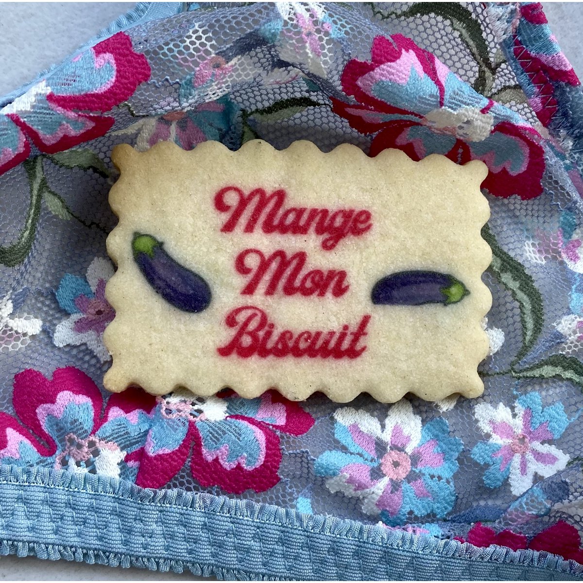 Box of personalized biscuits with the theme "Croque moi!"