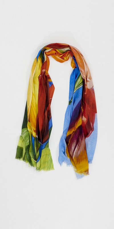 4549 – Wickelschal aus Baumwolle – Otra Cosa – Mehrfarbige Tulpen auf Blau – 4549