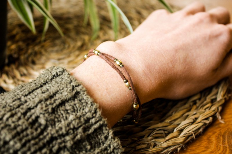 Bracelet en cuir double couche avec perles en laiton » Fait à la main