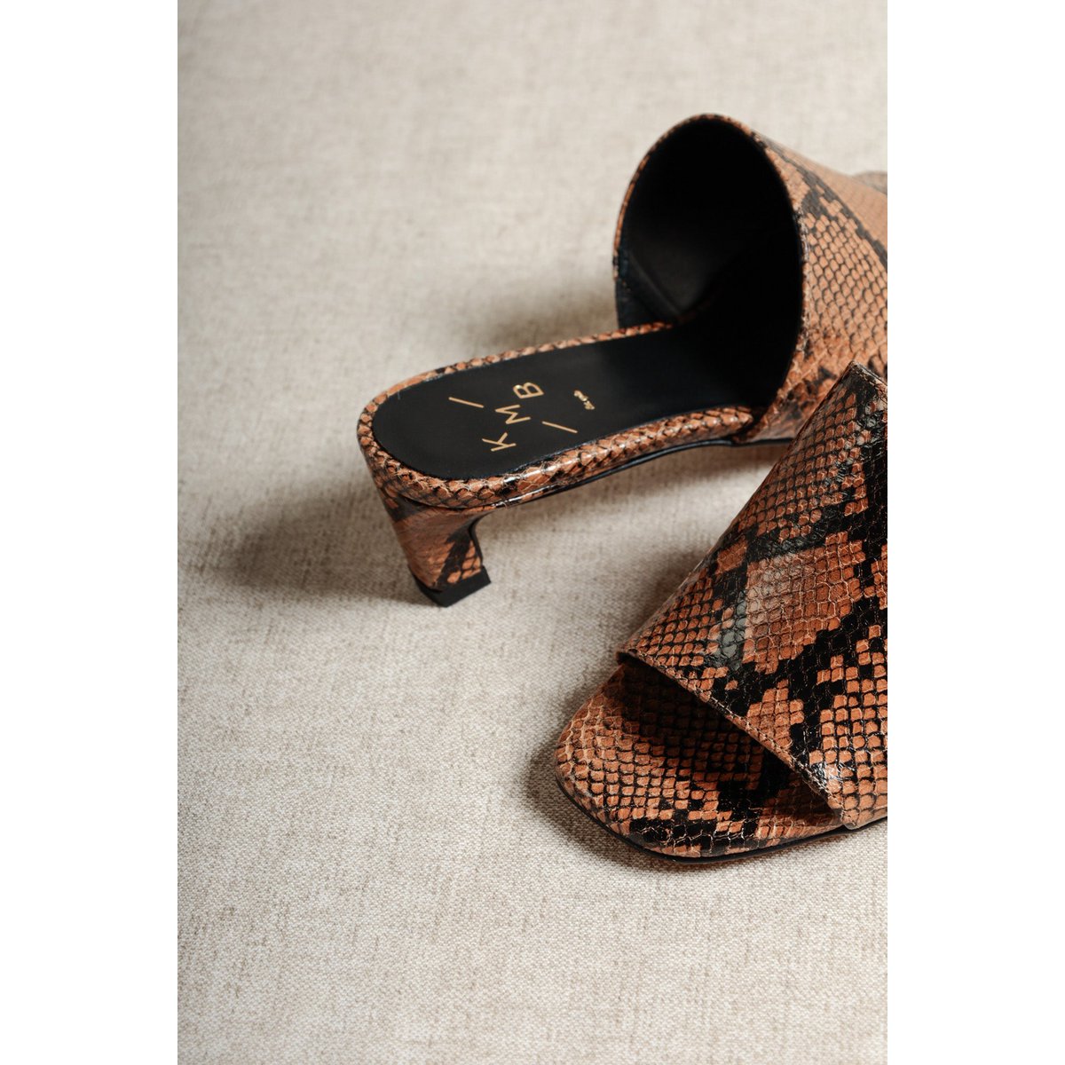 VIVIAN DOVER – Mules aus Leder mit Schlangenprägung und diagonalem Kitten-Heel
