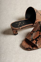 VIVIAN DOVER – Mules aus Leder mit Schlangenprägung und diagonalem Kitten-Heel
