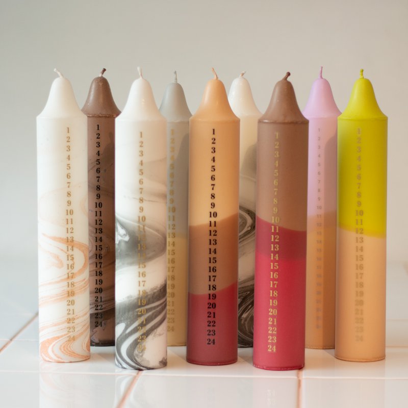 Beige della candela dell'avvento, calendario di Natale