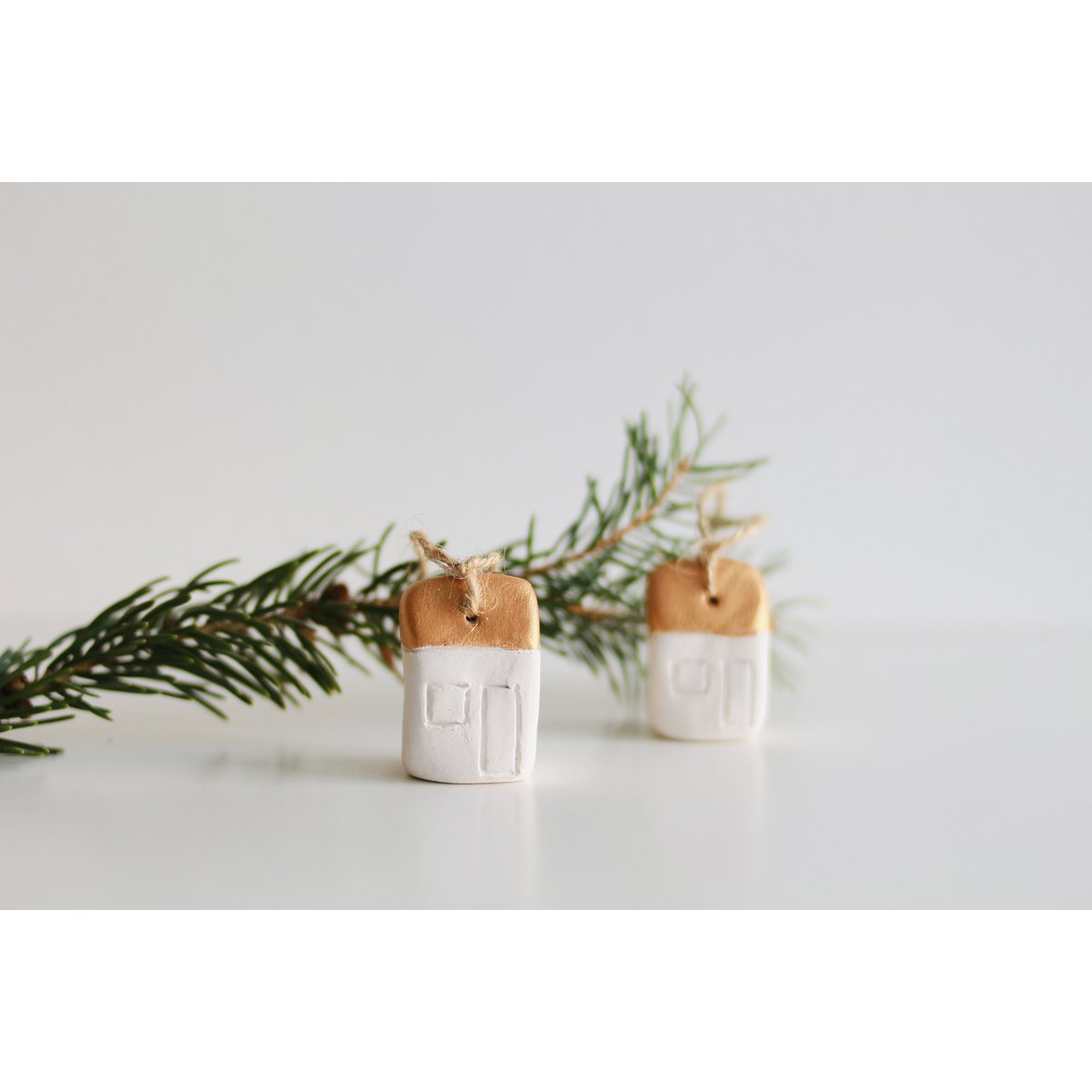 Kerst cadeau: Kerstboomhanger huisjes van  keramiek