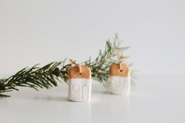 Kerst cadeau: Kerstboomhanger huisjes van  keramiek