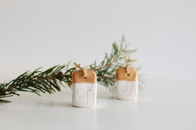 Kerst cadeau: Kerstboomhanger huisjes van  keramiek