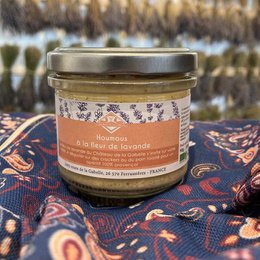 Hummus mit Bio-Lavendelblüte