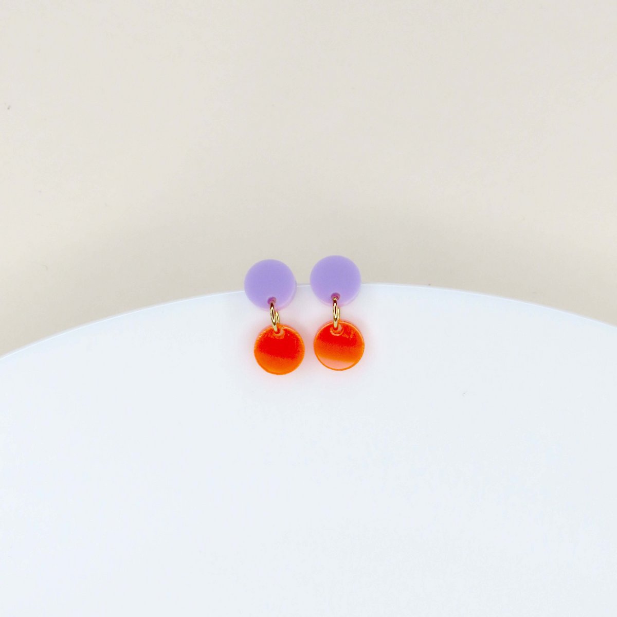 Gestippelde acryloorbellen in lila neonoranje
