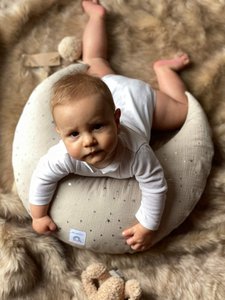 Biologisch mousseline voedingskussen met ritssluiting | Borstvoedingskussen | Tummy Time Support| Benodigdheden voor pasgeborenen| Kinderdagverblijfdecoratie| Babyshowercadeau, zilveren sterren I handgemaakte pomponkopie