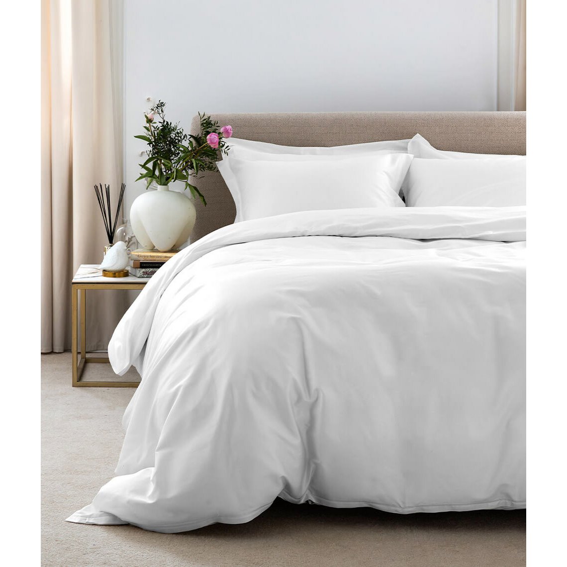 Juego de cama de satén blanco.