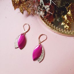 LES LOULOUS Fuchsia kurze Lederohrringe