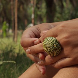 Anillo llamativo | Artesano de setas de dedo de papel maché | Verde