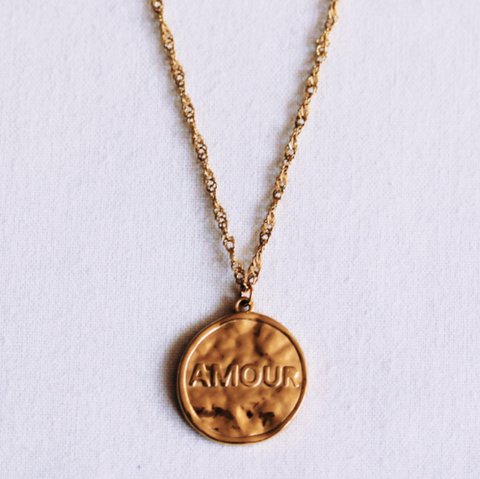 Fine twisted chain with a round AMOUR charm
