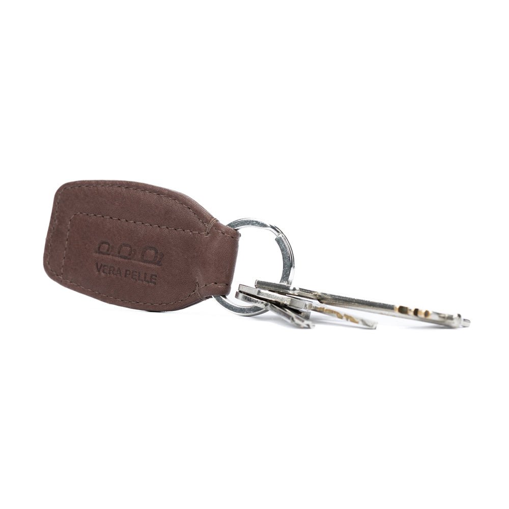 K10753IB | Schlüsselanhänger aus echtem Vollnarbenleder mit leichter Narbung. Schlammfarbe. Ring aus poliertem Nickel. Gesamtmaße: 3,5 x 9 x 0,5 cm. Verpackung: Geschenkbox mit starrem Boden/Deckel