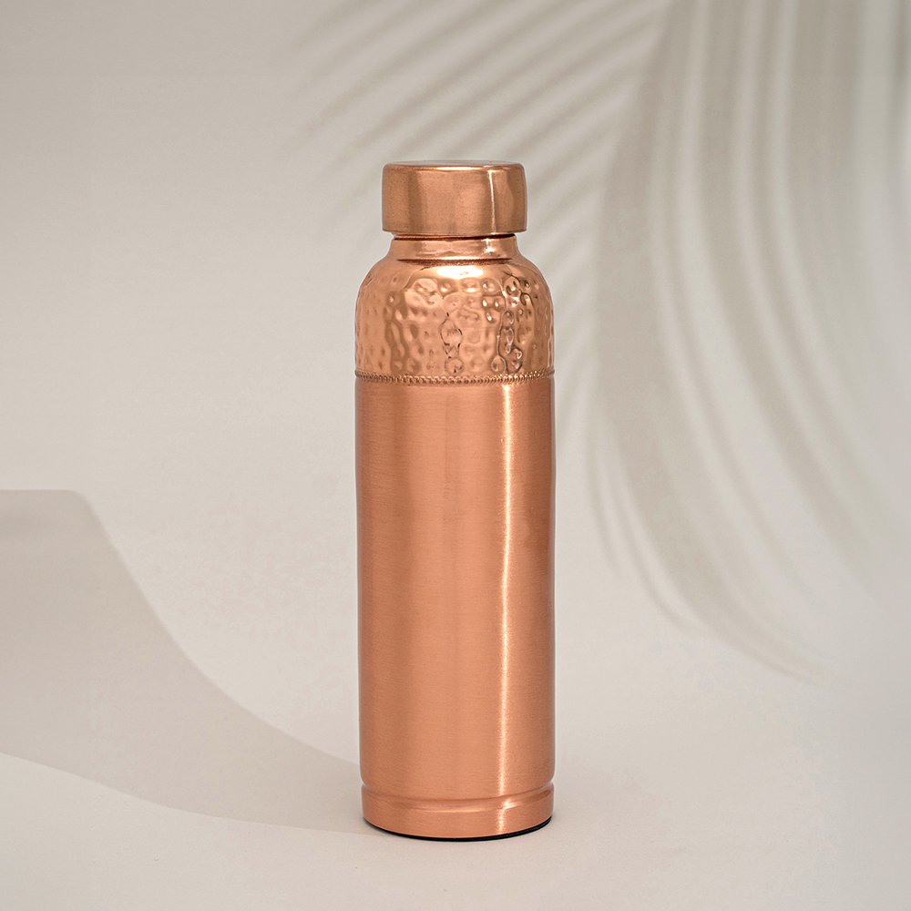 Puur koperen waterfles gehamerde rand boven ± 950 ml