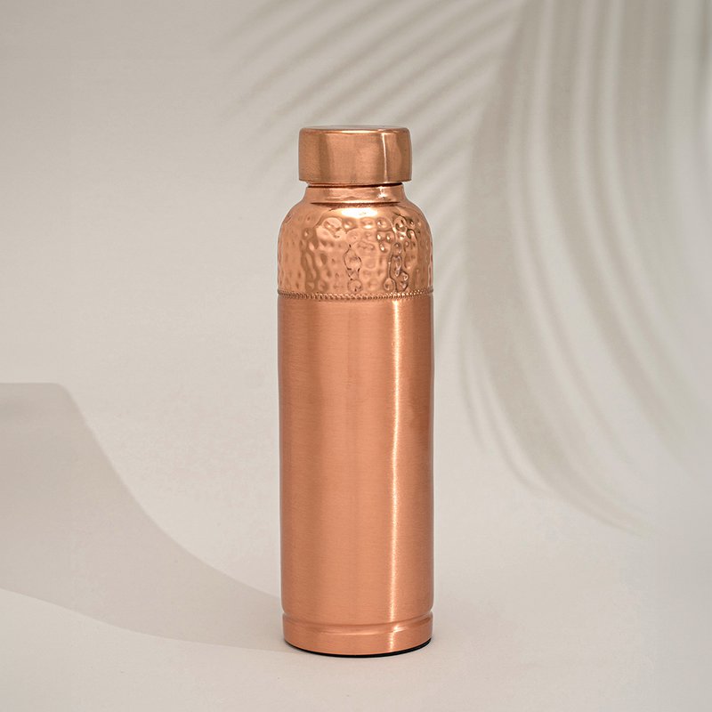 Puur koperen waterfles gehamerde rand boven ± 950 ml