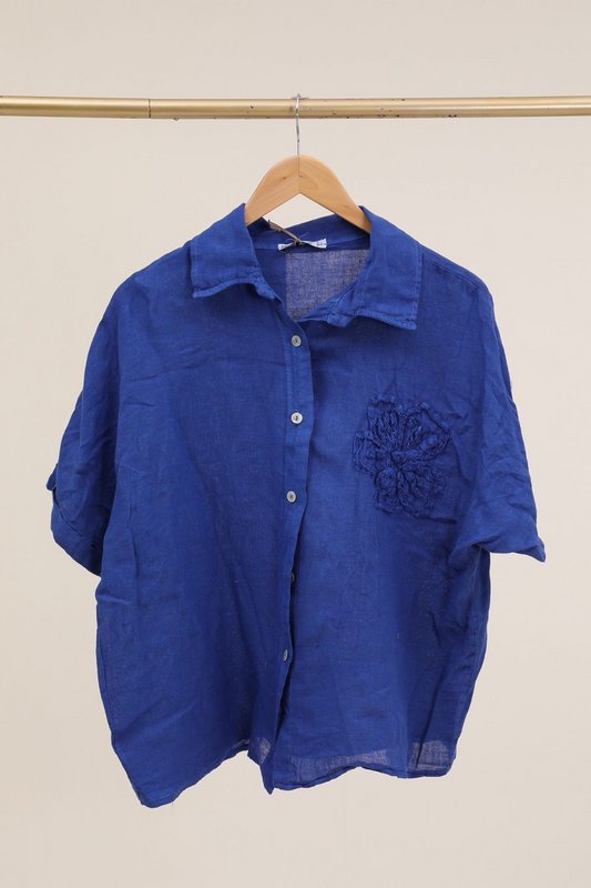Camicia con un riferimento di fiori di lino. 20341