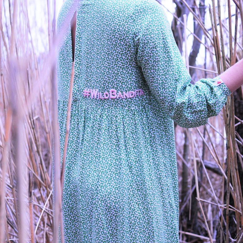 Vestido de verano %23WildBandita VERDE Viscosa estampado Leo %23StatementFashion "The Message Dress"