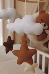 Handgemaakte Slapende Teddybeer Muziekmobiel - Boxmobiel - Baby mobile - mobile wickeltisch