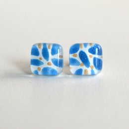 Kleine glazen oorbellen, Sterling zilveren paaltjes, Cerulean blauwe bladeren en gouden bessen
