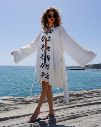 SAMSARA katoenen kimono-badjas voor spa en zwembad – lichtgewicht zomerbedekking – wit met zwart kraagdetail