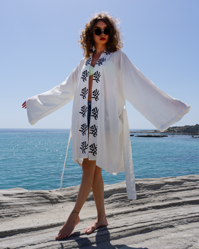 SAMSARA katoenen kimono-badjas voor spa en zwembad – lichtgewicht zomerbedekking – wit met zwart kraagdetail