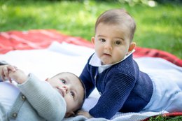 Cardigan til nyfødte og babyer lavet af 100% fineste merinould - Evening Sky - Den perfekte gave til en fødsel