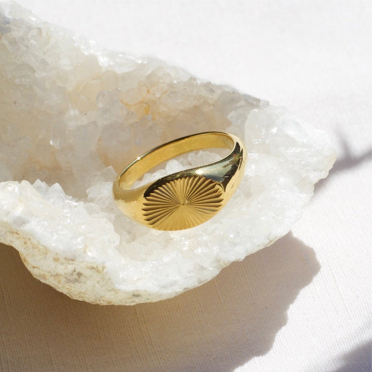 Medilion - Signet Sun Burst Gold Ring