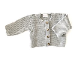 Cardigan til nyfødte og babyer lavet af 100% fineste merinould - dolomit - den perfekte gave til en fødsel