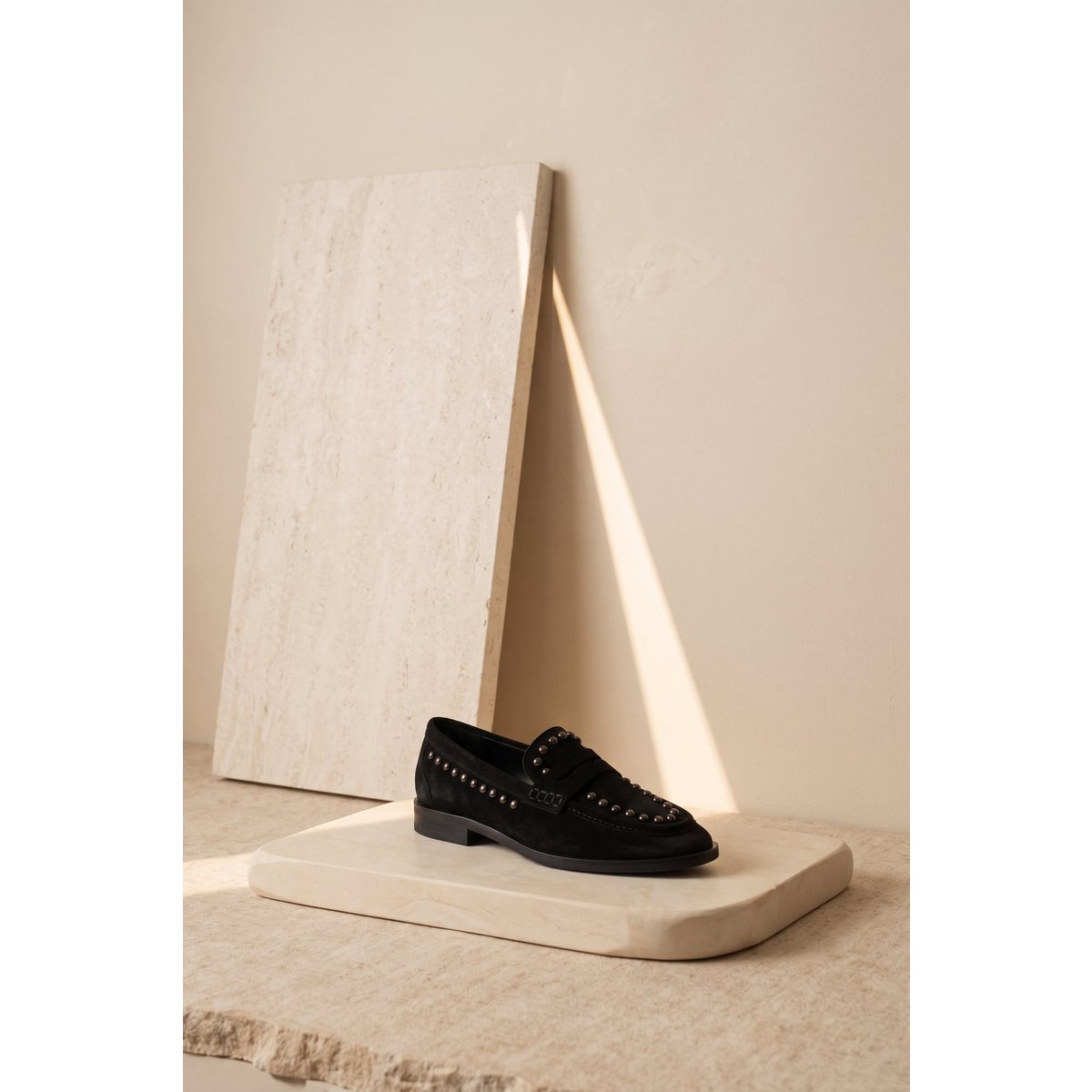 EMILIA STUDS ZWART – Suède loafers met studs