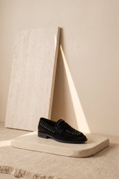 EMILIA STUDS ZWART – Suède loafers met studs